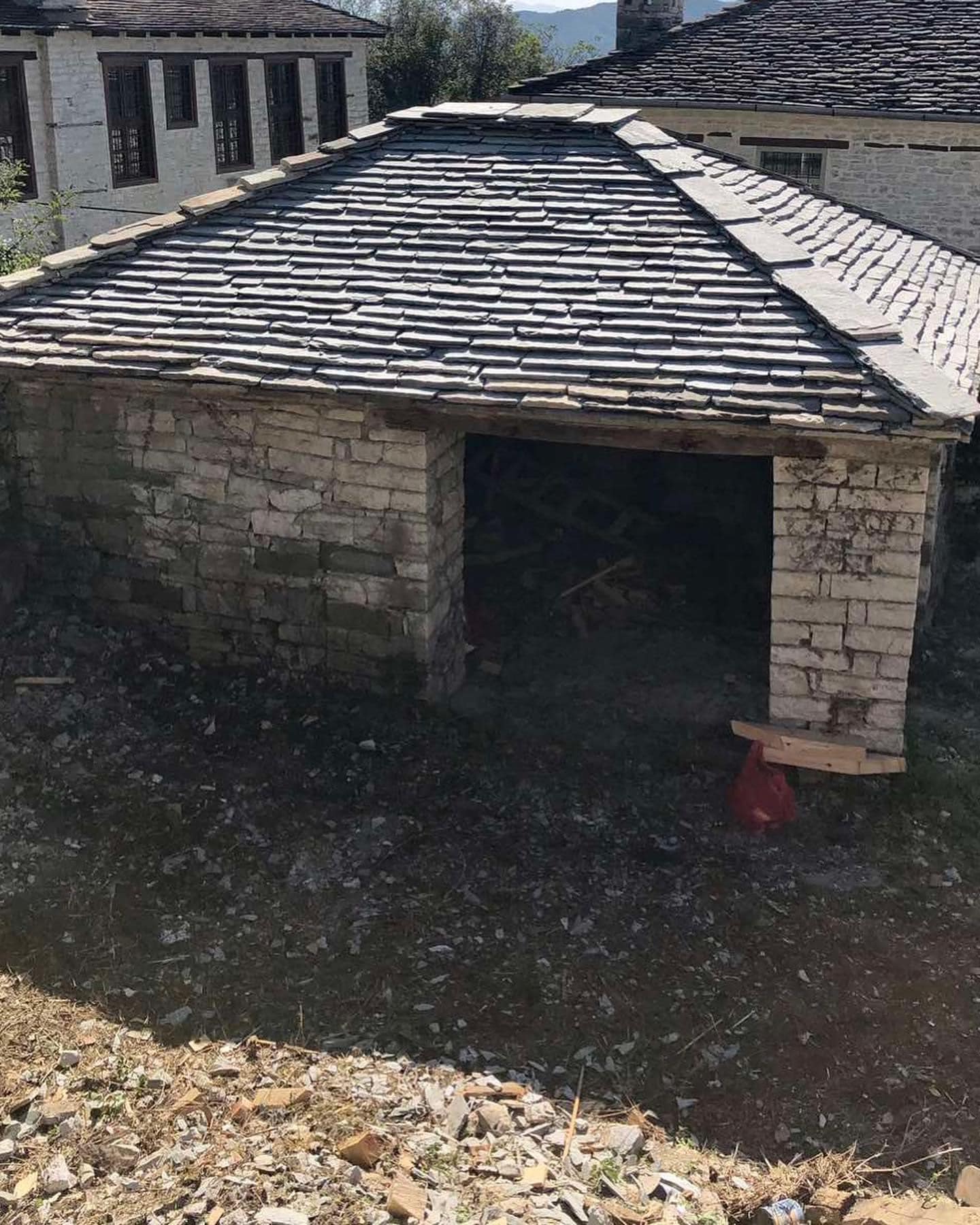 Αντικατάσταση στέγης σε ισόγειο βοηθητικό χώρο